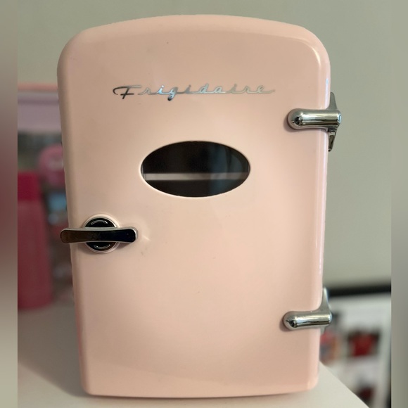 Mini skincare fridge - Picture 1 of 3